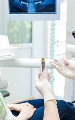 Paciente en Charlotte hablando con un dentista sobre implantes dentales.